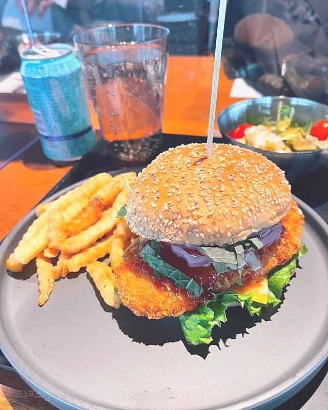 Hybe&#8217;s Lunchroom High quality