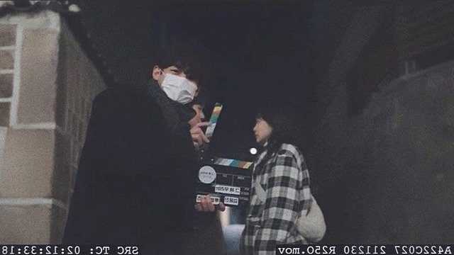 People discuss BTS V appears around the set of &#8216;Our Beloved Summer&#8217;