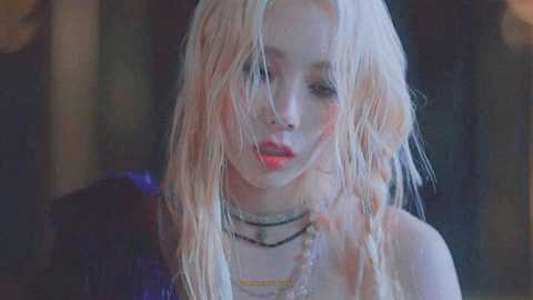Taeyeon&#8217;s stage clothes