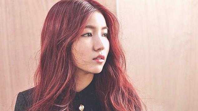 Gfriend Sowon slapping at male idols