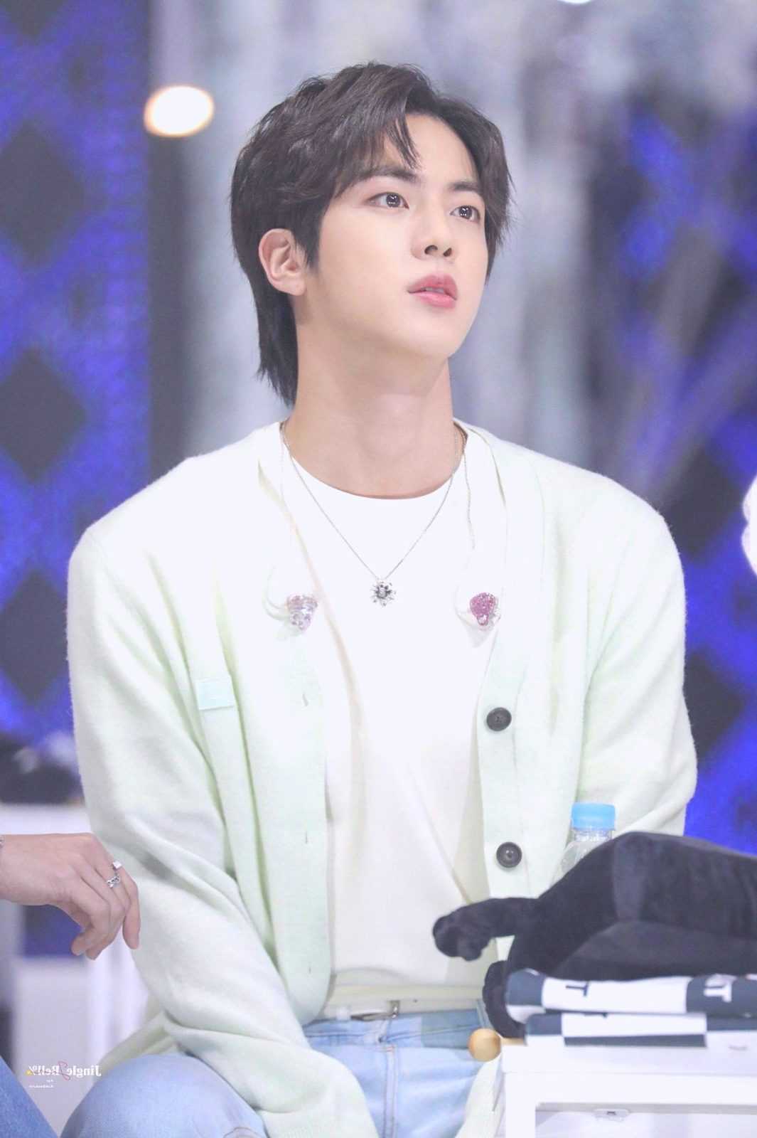 Idols that wearing cardigans are my ideal type.jpg