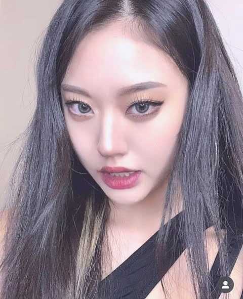 Isn&#8217;t this woman doing a great job in makeup?