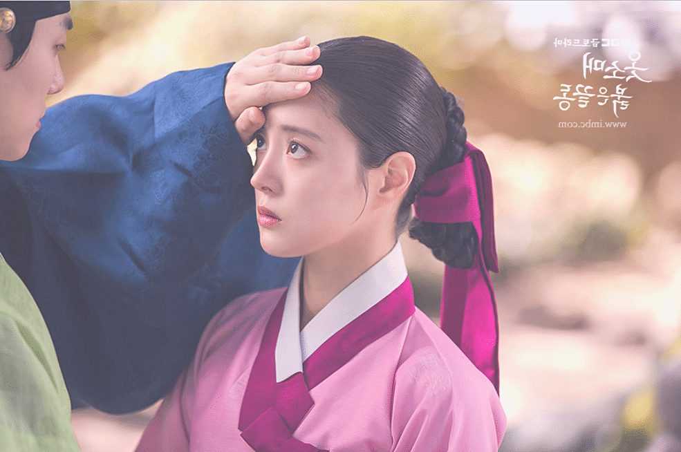 Lee Se Young said her parents made her debut because she was too pretty to risk of kidnapping