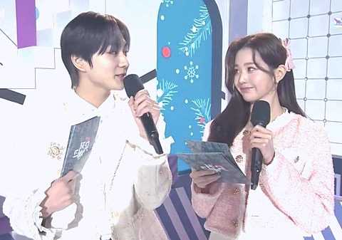 Music bank&#8217;s mc Jang Wonyoung and Yang Jungwon