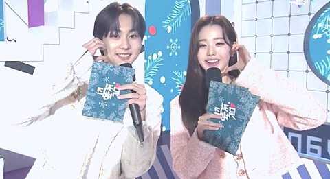 Music bank&#8217;s mc Jang Wonyoung and Yang Jungwon