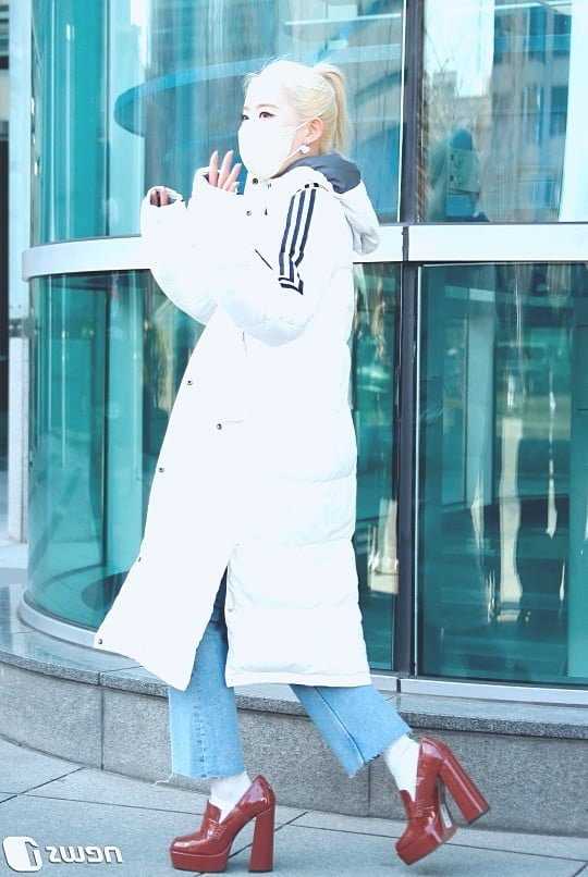 STAYC&#8217;s Shieun nearly falls in poorly fitting shoes