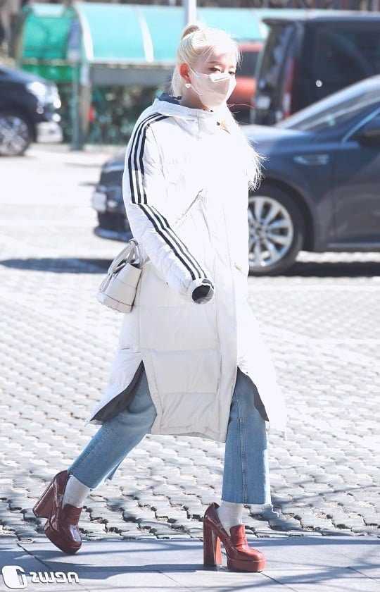 STAYC&#8217;s Shieun nearly falls in poorly fitting shoes
