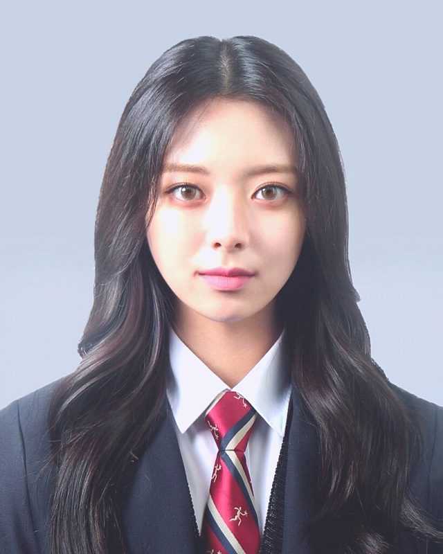 The whole internet community is divided on ITZY Yuna&#8217;s graduation pictures