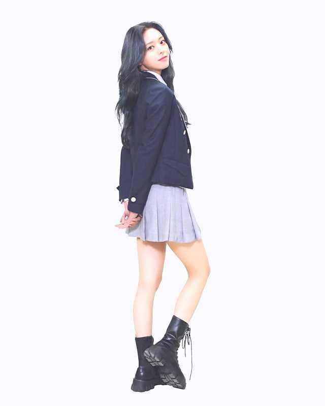 The whole internet community is divided on ITZY Yuna&#8217;s graduation pictures