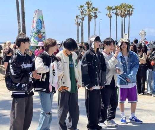Big Hit&#8217;s new male group busking in the USA
