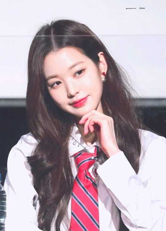IVE Jang Wonyoung so gorgeous in photos of fansign