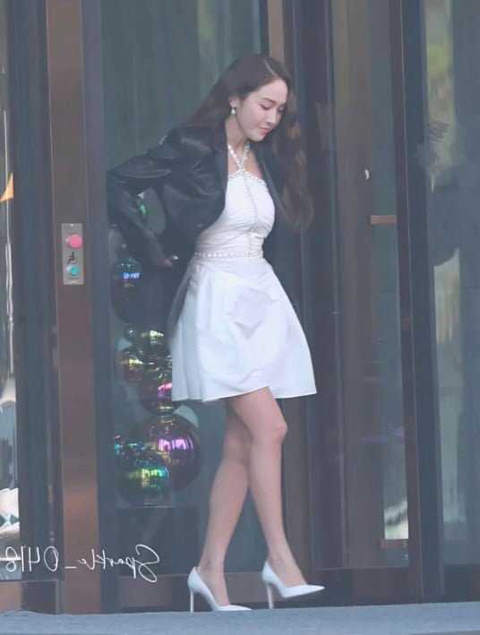 Jessica departs her hotel to attend the Chinese girl group&#8217;s survival performance recording