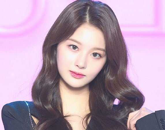 NMIXX&#8217;s Sullyoon is sporting an image of a male idol on her phone?