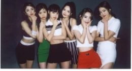 Netizen blogs are abuzz with people saying that LE SSERAFIM’s group photos of behind-the-scenes shots are superior to their official pictures