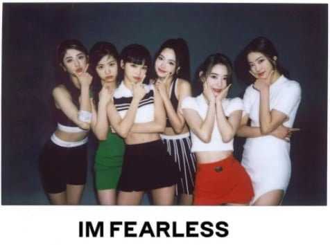 Netizen blogs are abuzz with people saying that LE SSERAFIM&#8217;s group photos of behind-the-scenes shots are superior to their official pictures