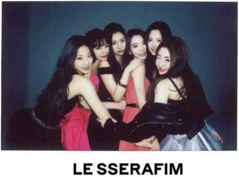 Netizen blogs are abuzz with people saying that LE SSERAFIM&#8217;s group photos of behind-the-scenes shots are superior to their official pictures
