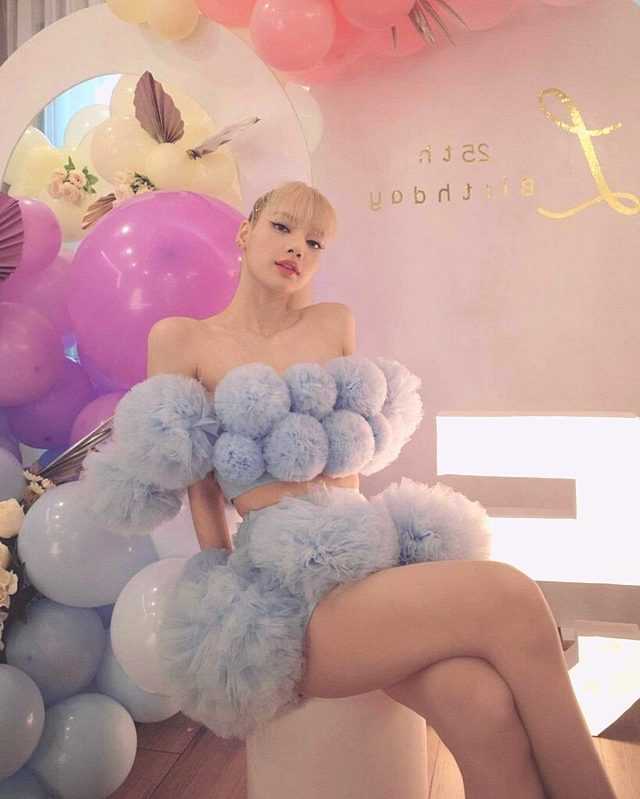 Netizens thinks that Lisa is beautiful even in strange and interesting clothing