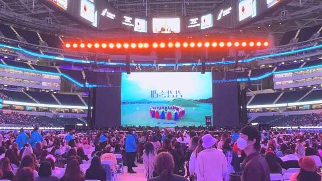 Netizens were impressed by the photozone of Hanbok in front of BTS concert