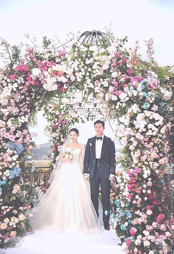 Son Ye Jin and Hyun Bin share more wedding pictures as they celebrate their honeymoon in the US