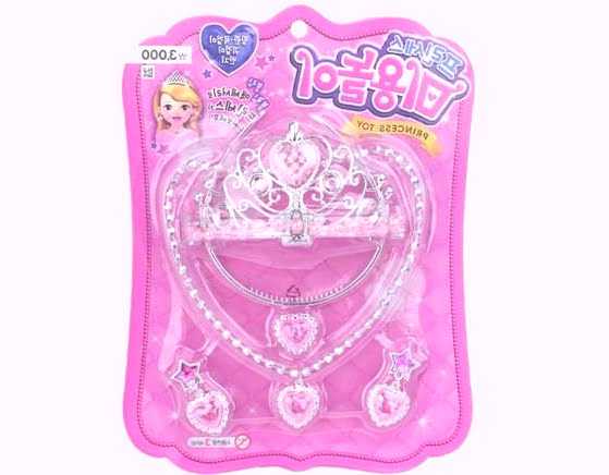 Taeyeon and Han So hee are using toy princess jewelry