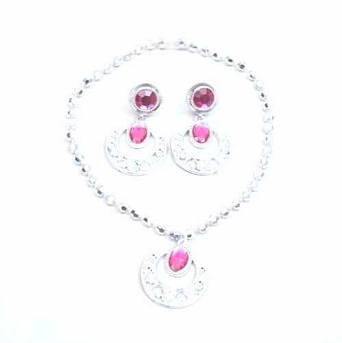 Taeyeon and Han So hee are using toy princess jewelry
