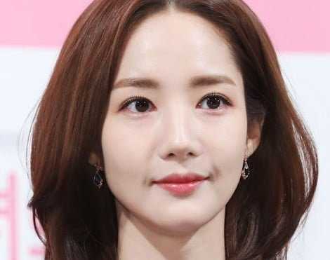 Park Min Young representatives admit she split up with her reported boyfriend but deny financial involvement