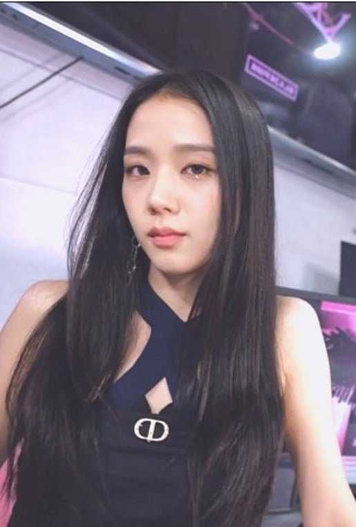 A few netizens believe BLACKPINK Jisoo touched her nose