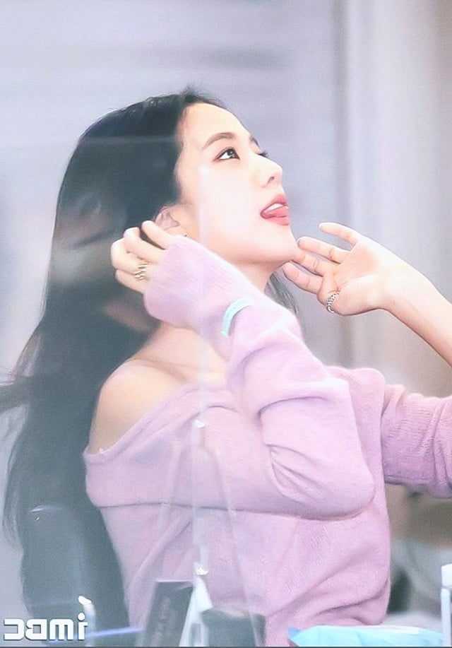 A few netizens believe BLACKPINK Jisoo touched her nose
