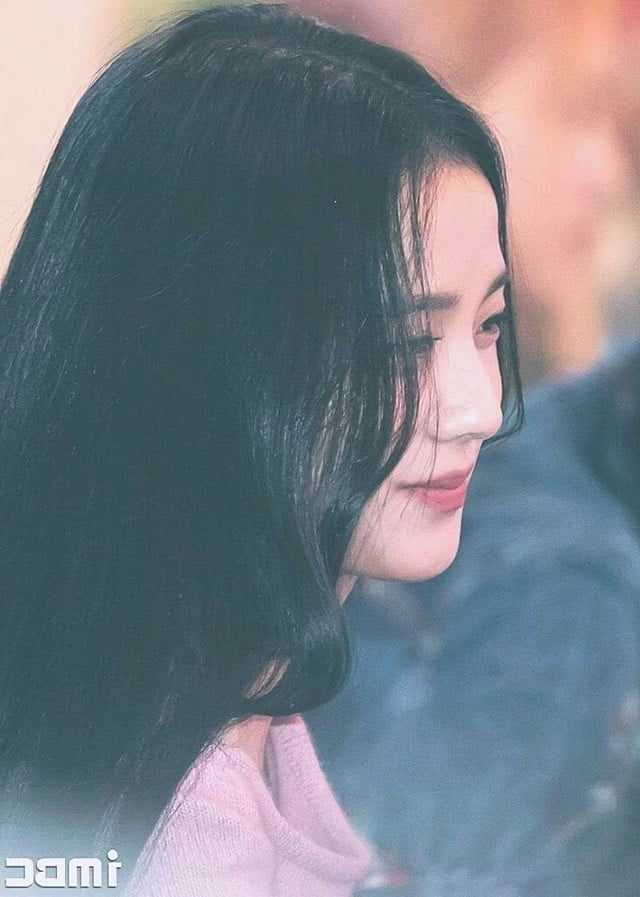 A few netizens believe BLACKPINK Jisoo touched her nose