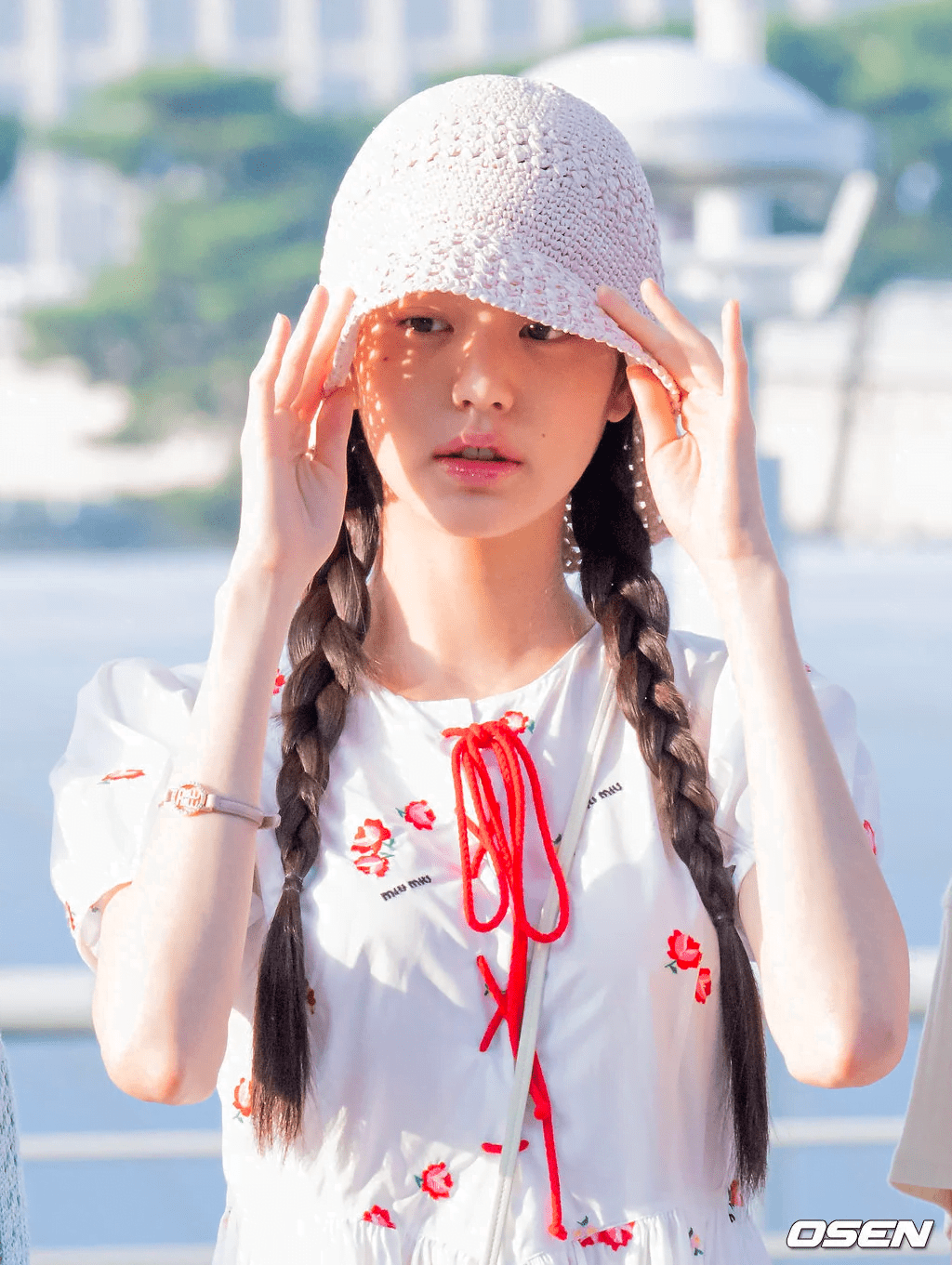 [THEQOO] Jang Wonyoung&#8217;s airport fashion that fans found cute.