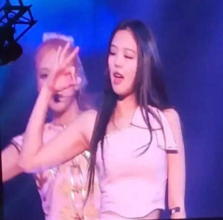 [THEQOO] Jennie couldn&#8217;t complete the BLACKPINK concert today and fell down halfway.