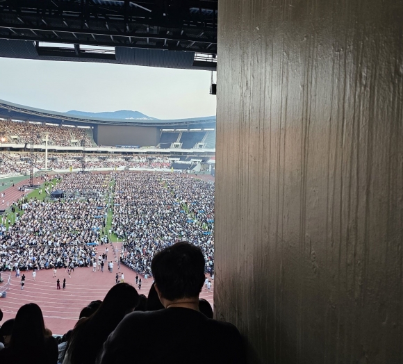 A Hyundai card tries to explain how celebrities got prime seats at a Bruno Mars concert because of the outrage.