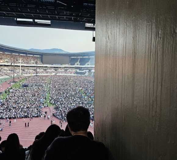 A Hyundai card tries to explain how celebrities got prime seats at a Bruno Mars concert because of the outrage.