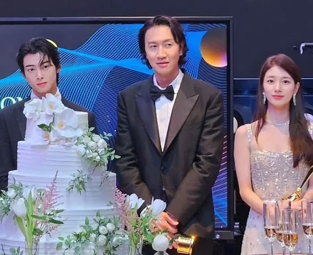 Netizens joke about Lee Kwang Soo’s misfortune of being flanked by Cha Eunwoo and Suzy