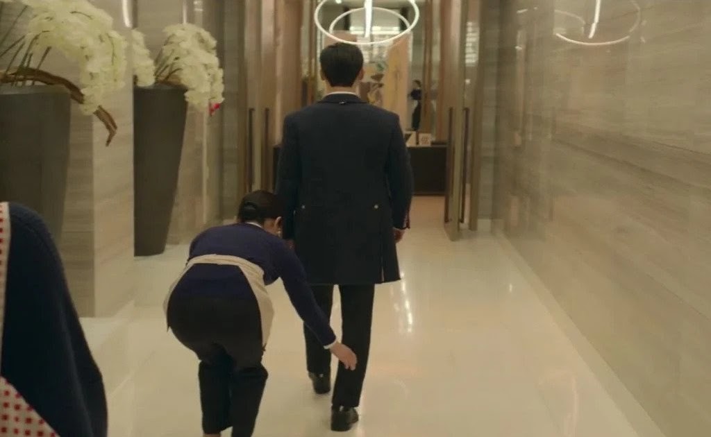 The Chaebol shoe scene in 'Famous' makes viewers laugh at its absurdity.

