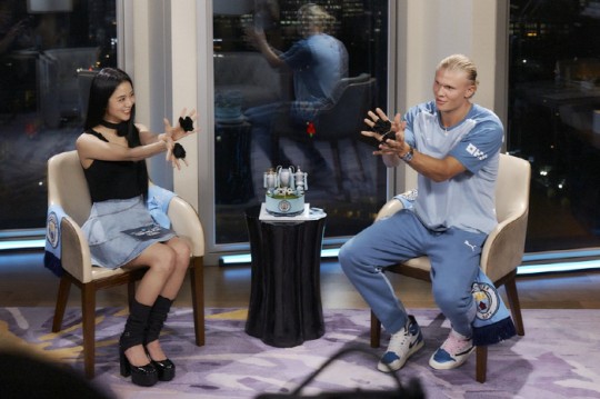 Erling Haaland gets shy in front of Jisoo