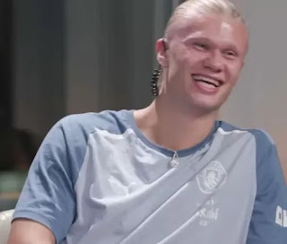 Erling Haaland gets shy in front of Jisoo