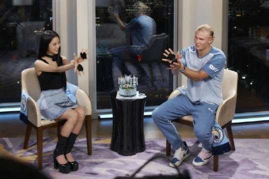 Erling Haaland gets shy in front of Jisoo