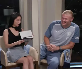 Erling Haaland gets shy in front of Jisoo